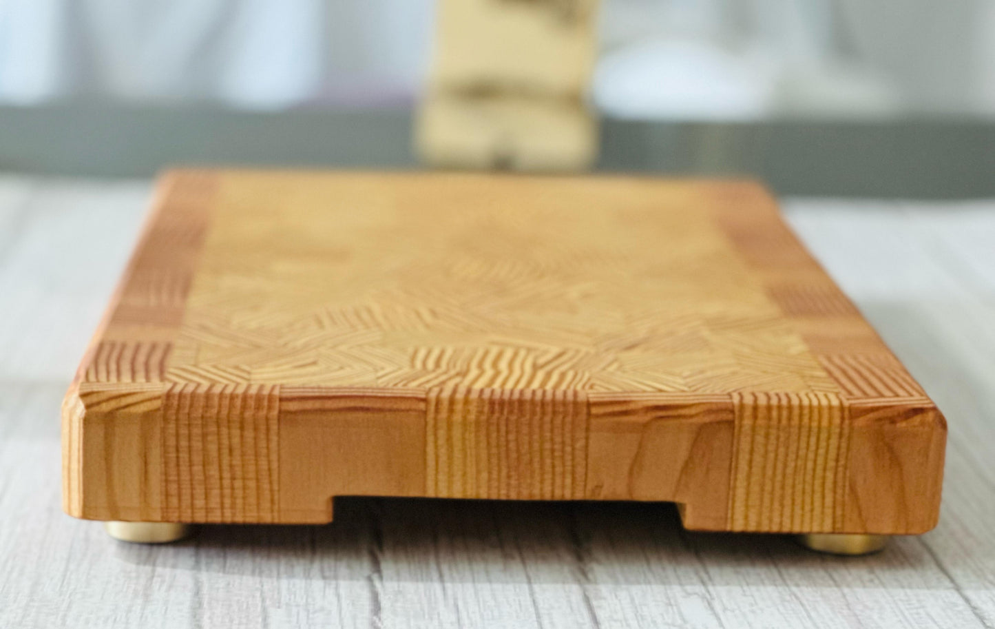 Endgrain Yellow Pine Cutting Board with Golden Metal Feet
