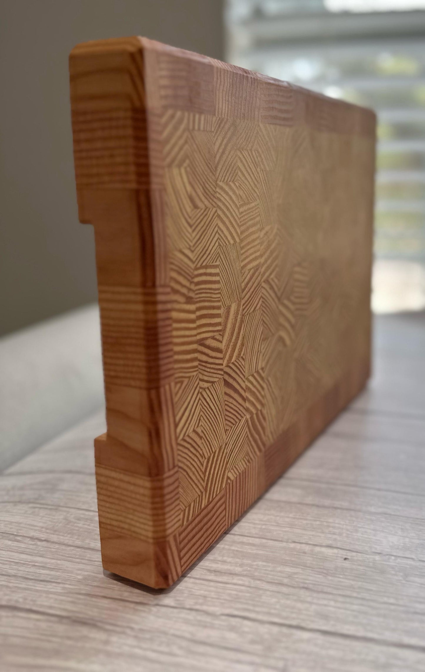 Endgrain Yellow Pine Cutting Board with Golden Metal Feet