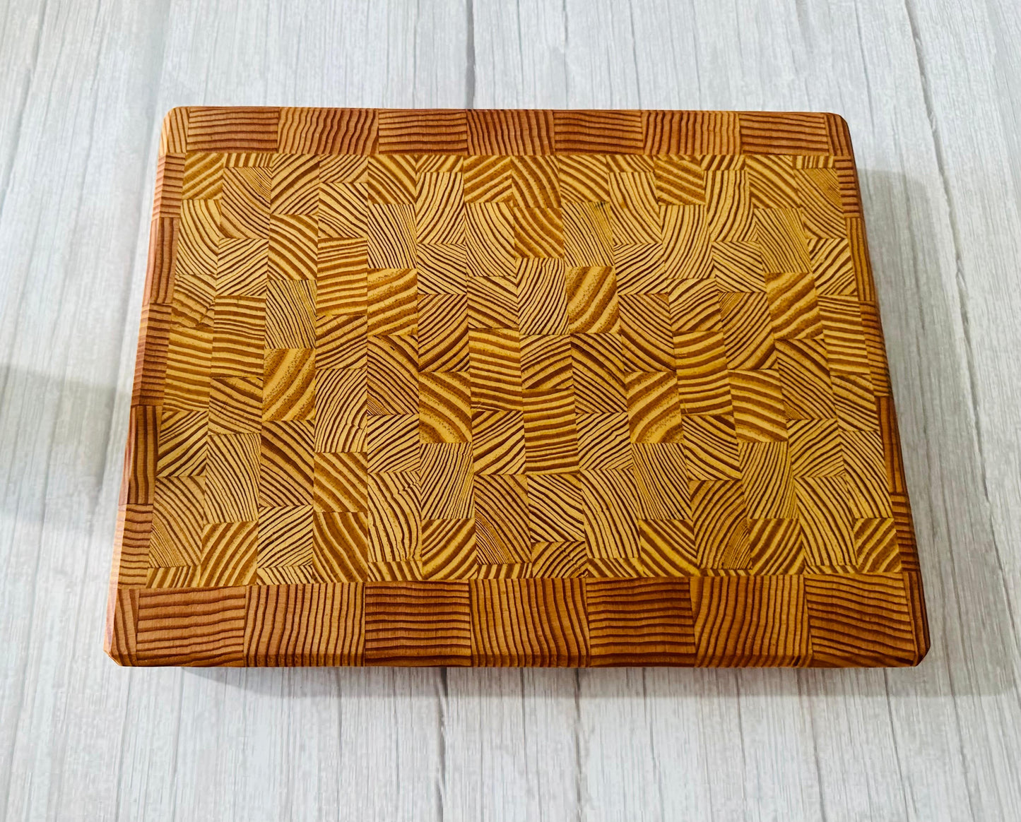 Endgrain Yellow Pine Cutting Board with Golden Metal Feet